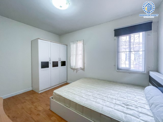 ทาวน์เฮ้าส์มือสอง ม.เดอะคอนเนค3 ดอนเมือง-วิภาวดี บ้านหลังมุม ภายในตกแต่งสวย พร้อมเข้าอยู่  บนเนื้อที่ 27.90 (หน้ากว้าง 6 เมตร) ฟังก์ชัน 3 ห้องนอน 4 ห้องน้ำ 2 ที่จอดรถ บนทำเลเชื่อมต่อถนน ถนนวิภาวดี-รังสิต, ถนนแจ้งวัฒนะ, ถนนพหลโยธิน, ถนนรังสิต-ปทุม ใกล้รถไฟฟ้า ใกล้สนามบินดอนเมือง